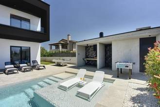 Thumbnail von Modern villa with pool and rooftop terrace