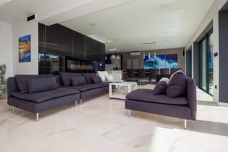 Thumbnail von Moderne Luxusvilla mit Swimmingpool und Meerblick, Region Pula