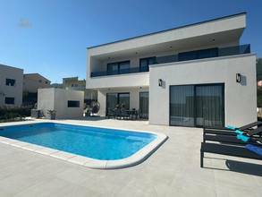 Thumbnail von Moderne Villa mit Pool und Meerblick