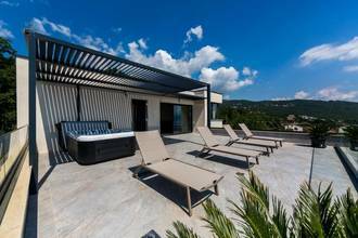 Thumbnail von Moderne Luxusvilla mit Panorama-Meerblick und Indoor-Pool