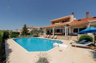 Mediterrane mit Swimmingpool nahe dem Meer