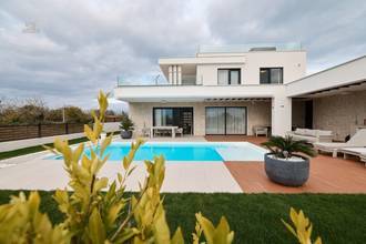 Thumbnail von Modern villa with pool