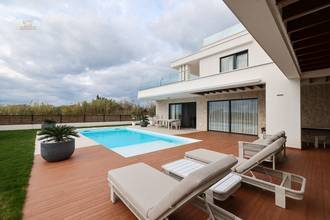 Thumbnail von Modern villa with pool