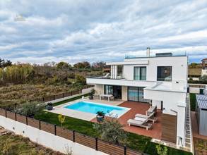 Thumbnail von Modern villa with pool