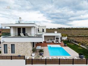 Thumbnail von Modern villa with pool