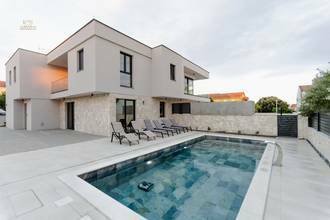 Moderne Doppelhaushälfte mit Pool und Meerblick