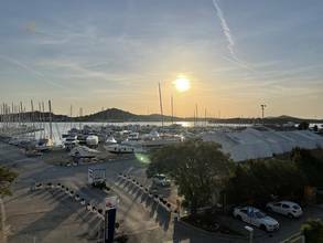 Dachgeschosswohnung mit Blick auf den Hafen und das Meer