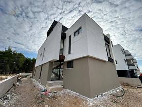 Thumbnail von Modern villa with pool and rooftop terrace
