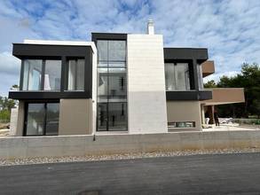Современная вилла с бассейном и террасой на крыше