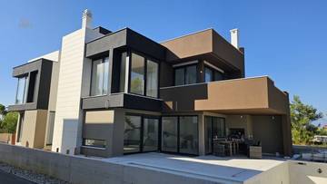 Moderne Villa mit Pool und Dachterrasse