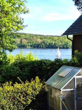 Bezugsfreies Einfamilienhaus mit Seeblick oberhalb der Promenade in Gatow