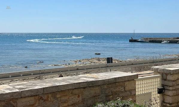 Maisonette apartment directly by the sea, Umag region
