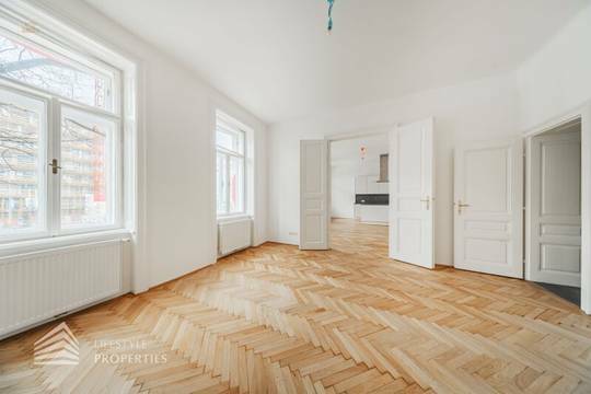 Grosszügige helle 2-Zimmer Altbau-Wohnung in zentraler Lage