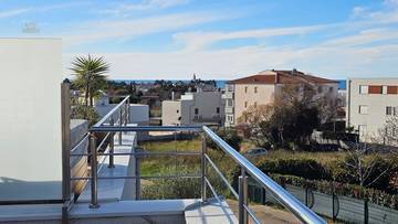 Modernes Appartement mit Dachterrasse und Meerblick