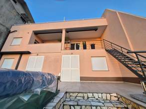 Thumbnail von Haus mit vier Wohneinheiten, Pool und Meerblick