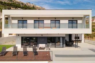 Moderne Luxusvilla mit Stadt- und Meerblick