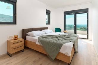 Thumbnail von Moderne Luxusvilla mit Stadt- und Meerblick