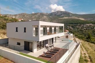 Thumbnail von Moderne Luxusvilla mit Stadt- und Meerblick