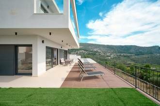Thumbnail von Moderne Luxusvilla mit Stadt- und Meerblick