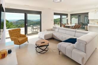 Thumbnail von Moderne Luxusvilla mit Stadt- und Meerblick
