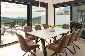 Thumbnail von Moderne Luxusvilla mit Stadt- und Meerblick