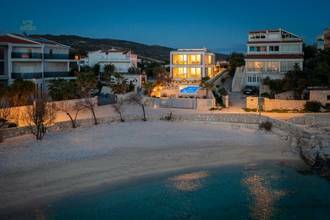 Thumbnail von Luxusvilla mit Infinity-Pool direkt am Meer, Region Rogoznica