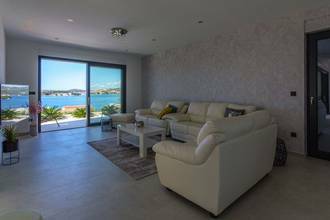 Thumbnail von Moderne Villa mit Pool und Meerblick
