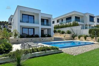 Moderne Villa mit Pool und Meerblick