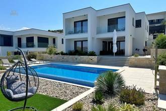 Thumbnail von Moderne Villa mit Pool und Meerblick