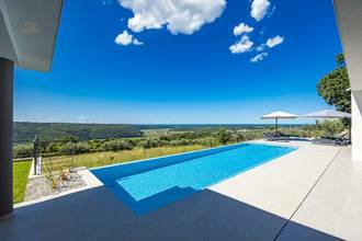 Thumbnail von Luxury villa with infinity pool and sea view in a quiet location