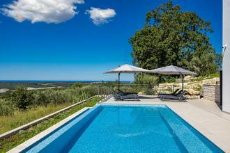 Thumbnail von Luxury villa with infinity pool and sea view in a quiet location