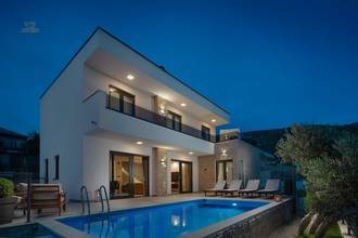 Thumbnail von Modern villa with swimming pool and panoramic view of the city and sea