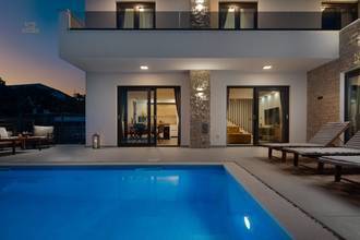 Thumbnail von Modern villa with swimming pool and panoramic view of the city and sea