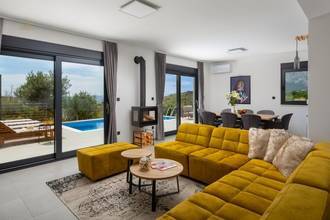 Thumbnail von Modern villa with swimming pool and panoramic view of the city and sea