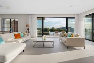 Thumbnail von Moderne Villa mit Infinity-Pool und Panorama-Meerblick