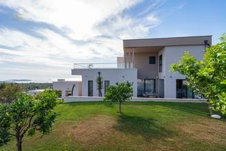 Thumbnail von Moderne Villa mit Infinity-Pool und Panorama-Meerblick