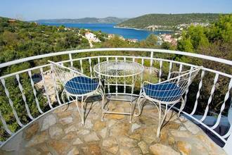 Thumbnail von Haus mit schönem Meerblick auf einer ruhigen Insel bei Trogir