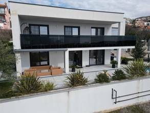 Thumbnail von Moderne Villa mit Swimmingpool und Meerblick