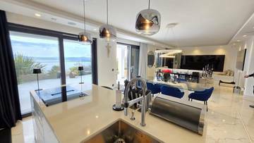 Thumbnail von Moderne Villa mit Swimmingpool und Meerblick