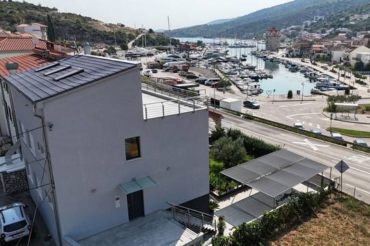 Apartment building directly at the harbor