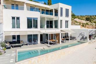 Thumbnail von Moderne Villa mit drei Wohneinheiten