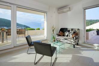 Thumbnail von Moderne Villa mit mediterranen Elementen und Panorama-Meerblick
