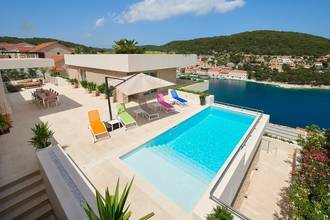 Thumbnail von Moderne Villa mit mediterranen Elementen und Panorama-Meerblick