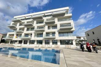 Thumbnail von Modern apartment directly on the sea - with community pool