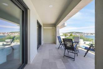 Thumbnail von Modern apartment directly on the sea - with community pool