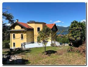 Immogold Lago Maggiore Traumhafte Dachgeschosswohnung mit großer Terrasse, Stellplatz und Panorama-Seeblick, komplett renoviert