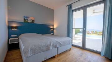 Thumbnail von Mediterranean villa in the front row to the sea
