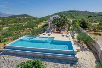 Thumbnail von Mediterranes Anwesen mit Steinhaus, Swimmingpool und großem Grundstück