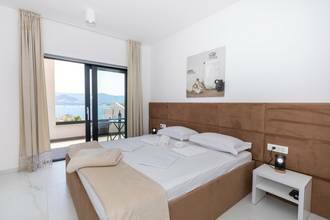 Thumbnail von Moderne Villa mit Pool und Blick auf das Meer