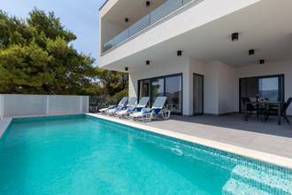 Thumbnail von Moderne Villa mit Pool und Blick auf das Meer